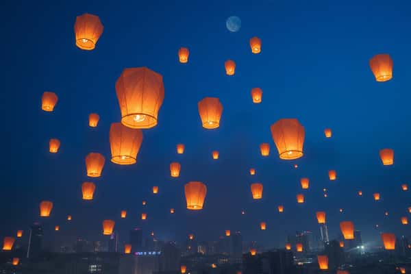 โคมลอยกับมลพิษทางอากาศ ปล่อยสวยเพียงชั่วครู่ แต่กระทบอะไรบ้าง?
